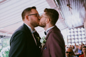 Bräutigam und Bräutigam küssen sich